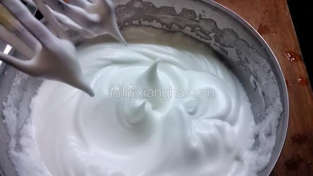 提起打蛋器，蛋白不滴落并呈小尖角，蛋白就打发好了