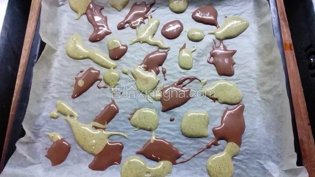 先在烤盘中铺上大小合适的烘焙纸，然后用小勺子分别将两种颜色的蛋糕糊做成各种形状，最后放入预热好的烤箱定型，约两分钟后取出