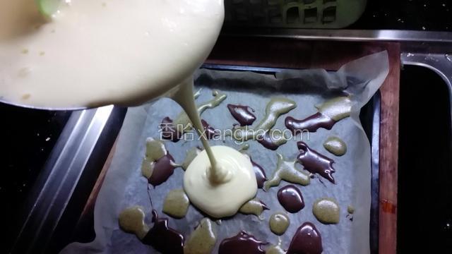 将混合好的蛋糕糊在距烤盘15厘米左右的高度倒入烤盘内，震出气泡入烤箱，180度烤15分钟，期间注意观察，为避免蛋糕上色过深，中途取一张锡纸轻轻盖在蛋糕表面