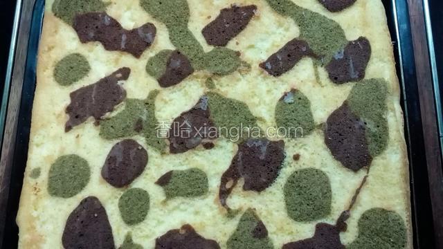 烤好后取出，带纸的一面朝上，放烤架上晾凉，趁热揭去烘焙纸