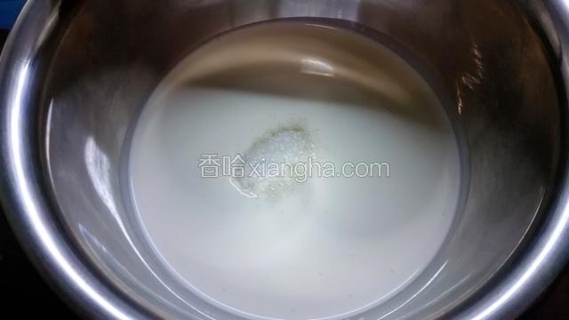 15克白糖一次性加入淡奶油中，用电动打蛋器低速打发，当淡奶油渐渐有纹路出现时，加入抹茶粉继续打发