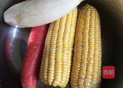 玉米排骨汤的做法图解1