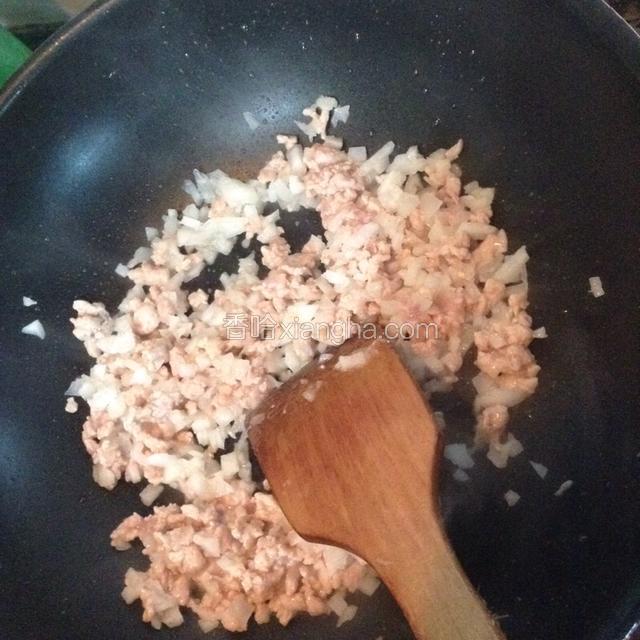 锅中放少许色拉油，放入瘦肉末和萝卜末煸炒。