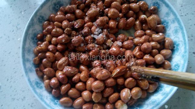 装入容器内，趁热加入适量食盐、少许白糖、适量花椒粉拌匀。