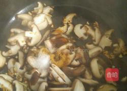 香菇炒菠菜的做法图解4