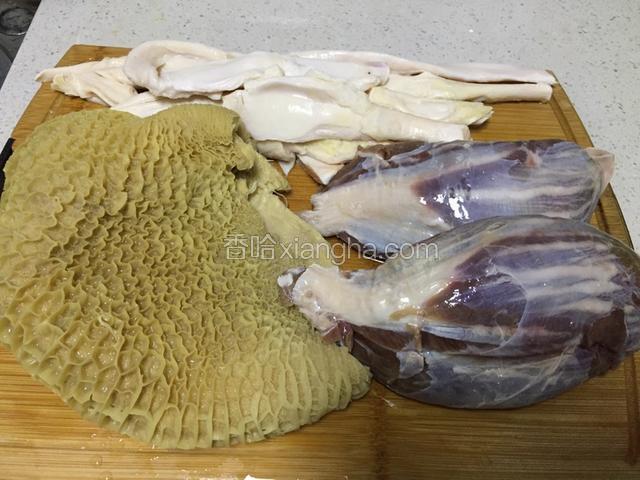 牛腱、牛肚、牛筋洗净备用