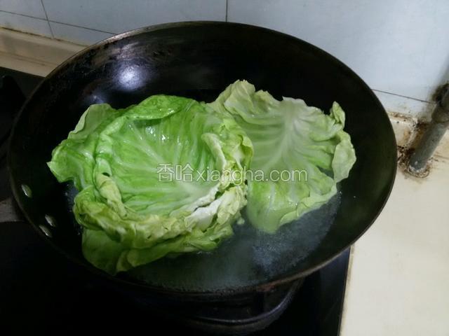 锅中倒入冷水烧开，放入圆白菜叶子焯3分钟捞出过下凉水