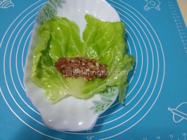 取片叶子，中间放上肉馅