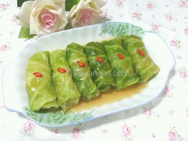 把芡汁浇在菜卷上，放几片红椒点缀下ok了
