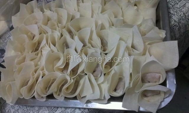 包好的馄饨，放冰箱冷冻，随吃随煮方便快捷。