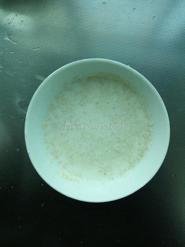 温水里加入酵母，搅拌均匀静置五分钟。