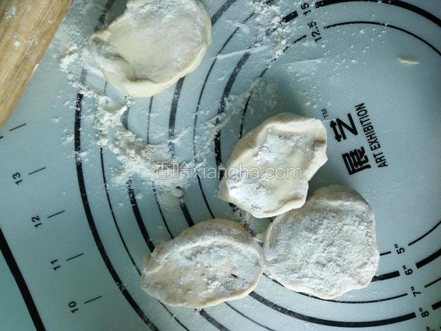 将面团排气取剂擀成面皮。