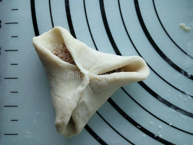 放上馅儿，取面片的三等分点向中间捏