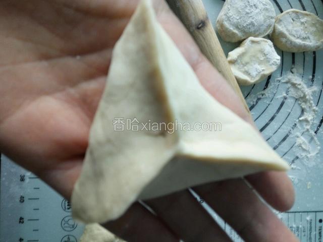 三条缝和四个点都捏牢固了。