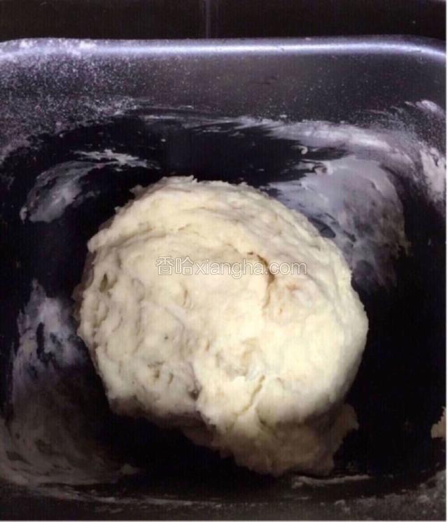 将除黄油外的所有原料投入面包机 开启快速和面功能。