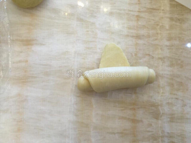 翻面后从宽的一边卷起
