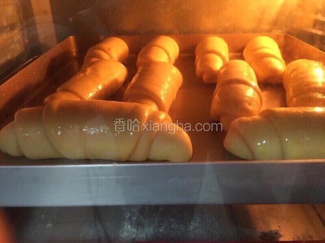 把刷好蛋液的面包生胚送入烤箱 180度上下火烤15-20分钟 面包上色差不多了 加盖锡纸 以免上色太深 