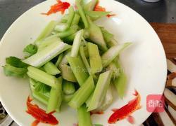 芹菜炒豆干的做法图解1