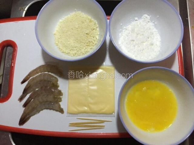 将虾剥壳。鸡蛋打散，加入适量盐，拌均匀。
