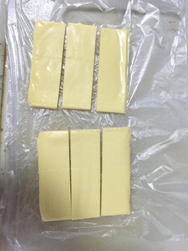 乳酪片切小，一张切成3片。
