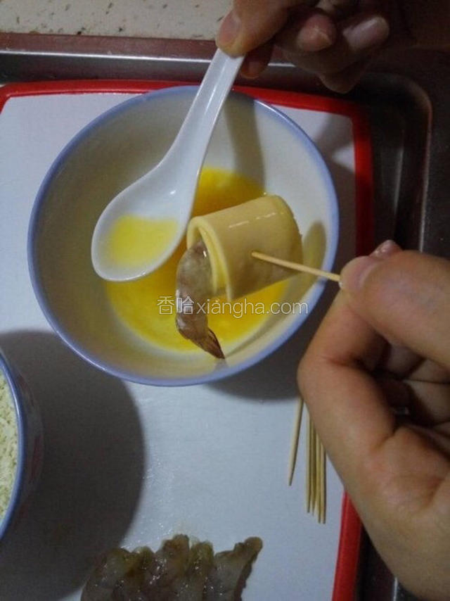 虾裹上鸡蛋液。