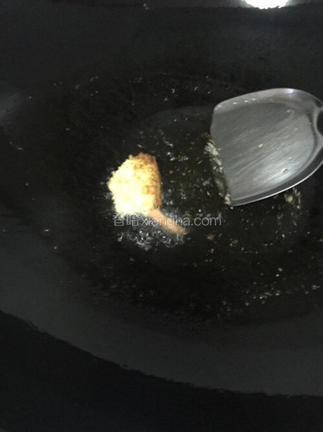 锅里热油，约六七成热，拔掉牙签，小火慢炸至四周金黄。