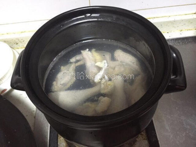 将以上食材准备好，鸡肉飞水后加1200ml水煲。