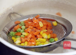 水晶虾仁蒸饺的做法图解3