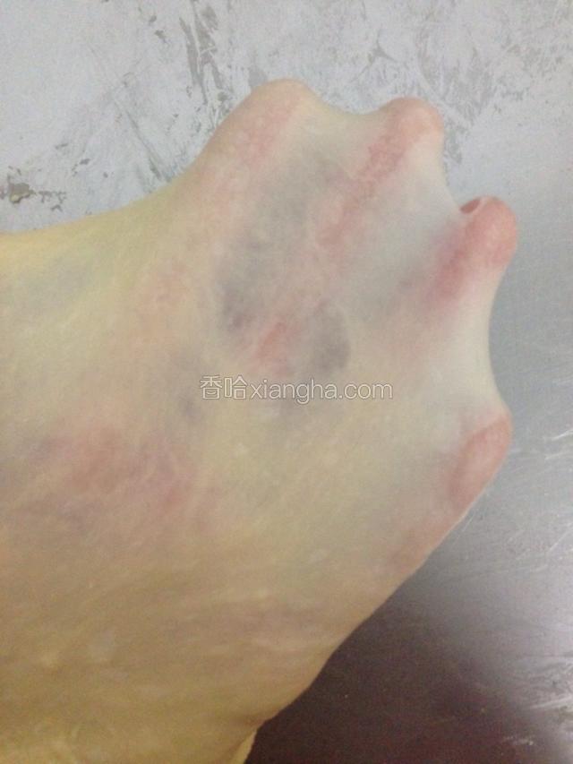加入黄油，揉至扩展阶段。滚圆后密封好放在温暖的地方发酵至2.5倍大。