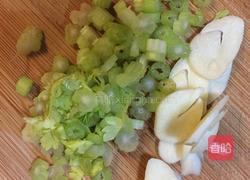 素炒蟹味菇的做法图解3