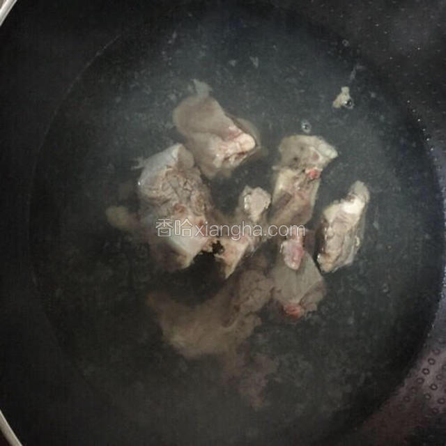 锅中烧开水把龙骨放进去焯掉血水