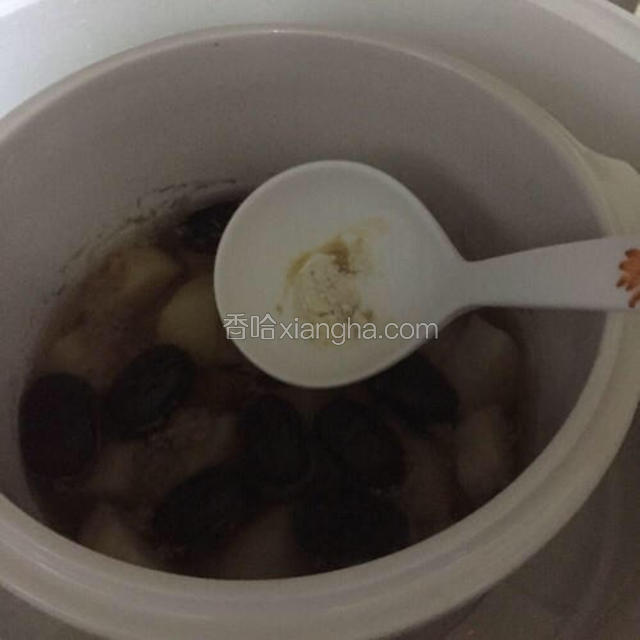炖好后开盖加盐、鸡粉调味即可食用