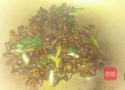 韭菜炒蚕蛹的做法图解3