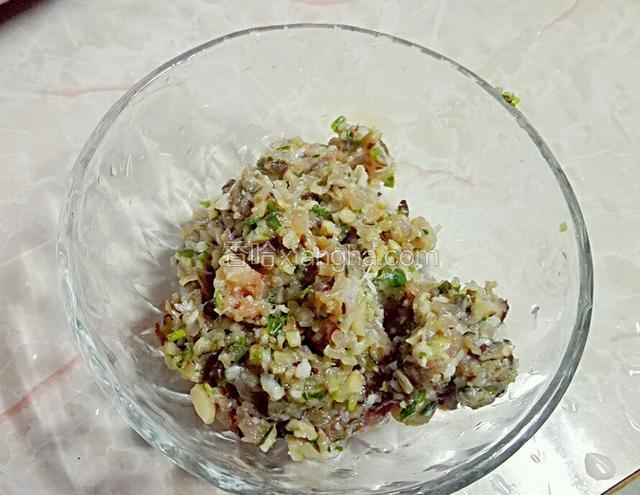 准备好肉馅，冬菇3朵提前泡发，洗干净剁碎，猪肉，葱，洗干净剁碎，加入适量盐，1勺子花生油拌均匀。
