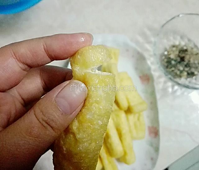 用剪刀从豆腐的一头，剪开一点，不要剪段