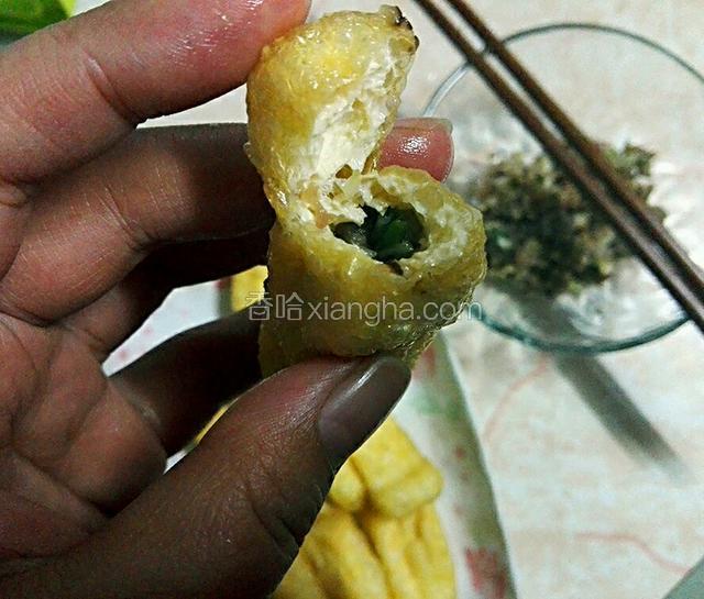 然后用筷子慢慢的塞入肉馅