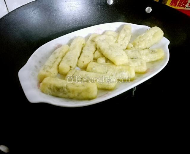 锅烧沸水，把豆腐放上去，隔水蒸15即可