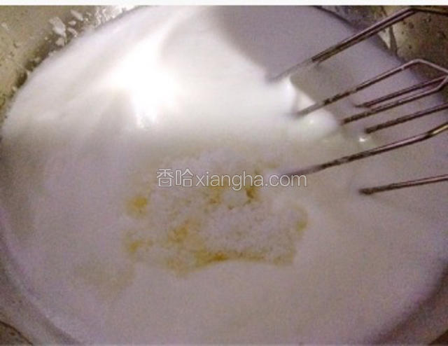蛋白打发渐硬性时第三次加入20克糖。
