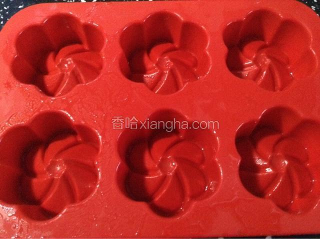 模具中抹一点油。