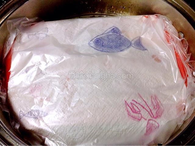 盖上一层厨房用纸，再盖上一层保鲜膜。