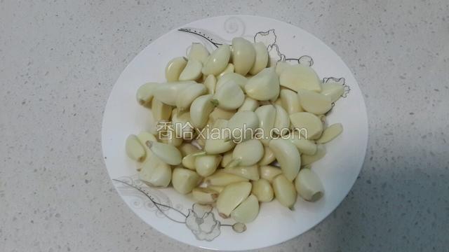 将大蒜剥皮