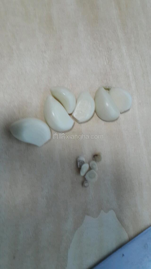 将每瓣蒜根部切掉一部分