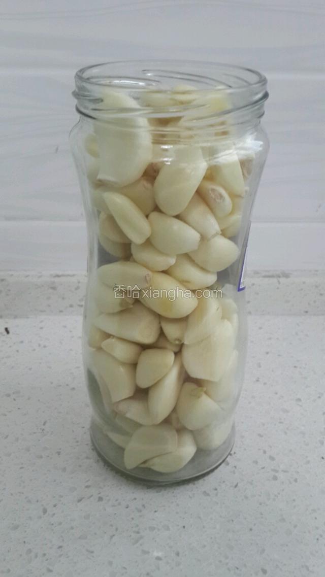 将大蒜装入洗净控干水的容器