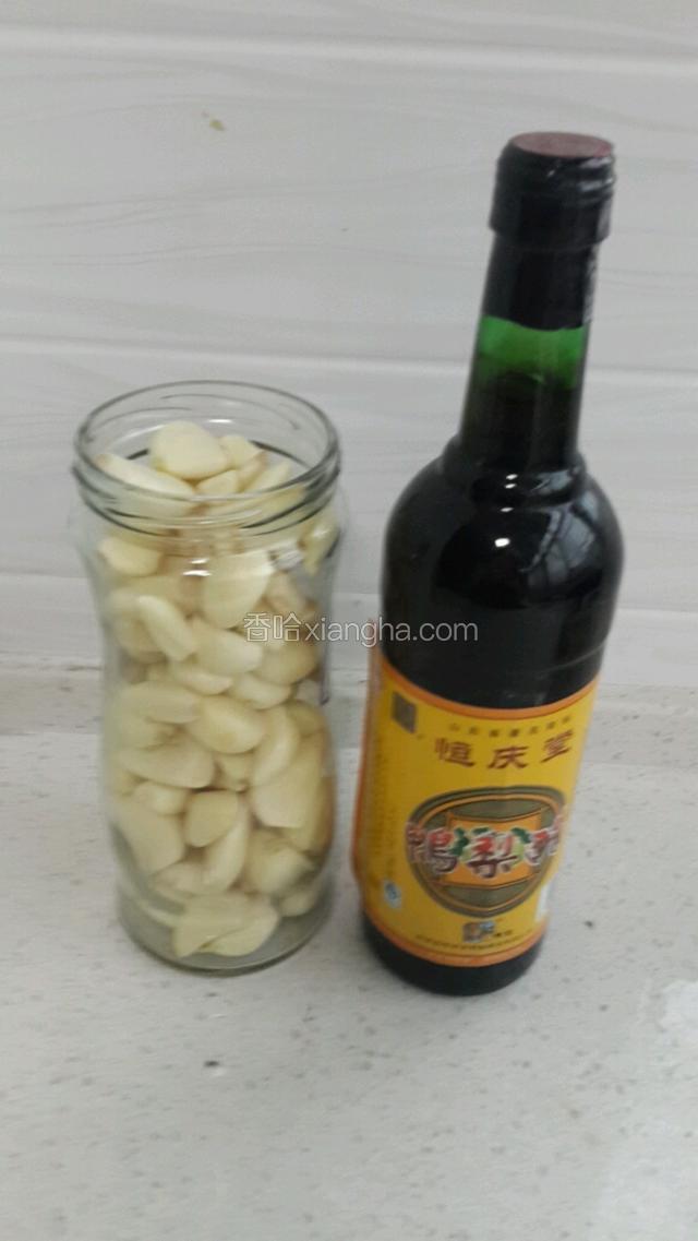 倒入米醋将口封严，7至10天后蒜可变绿，15天后口感更好。