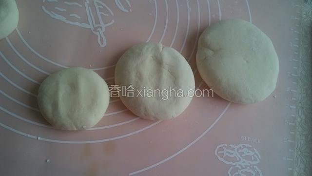 取其中的一部分做成逐个小一圈的面饼