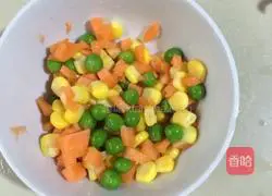 Illustration of how to make pineapple fried rice 4