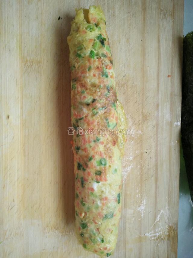 这是卷好的鸡蛋饼，把卷好的鸡蛋饼切开