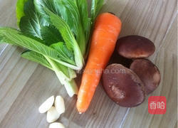 青菜炒香菇的做法图解1