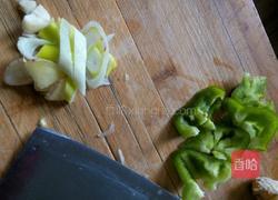 土豆炒鸡块的做法图解3