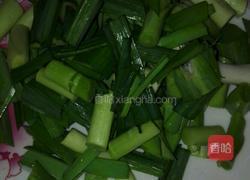 蒜苗炒肉的做法图解1